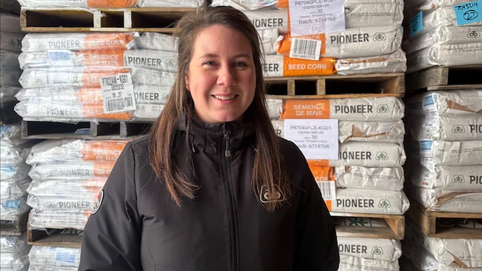 Karis Hutlet, conseillère aux ventes au magasin de semences Marc Hutlet Seeds, situé près de Steinbach.