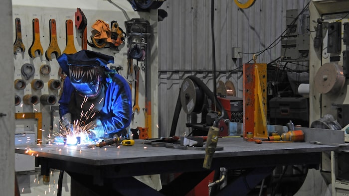 Un soudeur a son poste de travail dans une usine.