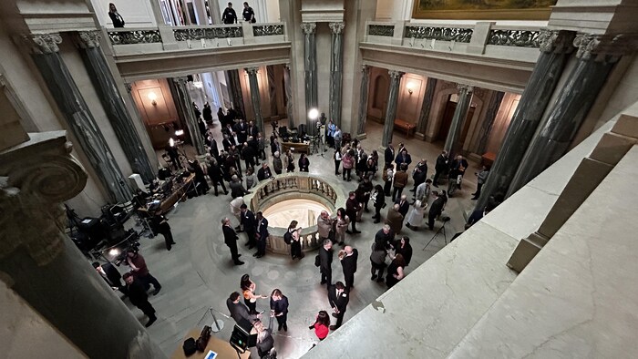 Une foule rassemblée dans la rotonde du Palais législatif de la Saskatchewan lors du dépôt du budget 2025-2026, le 19 mars 2025.