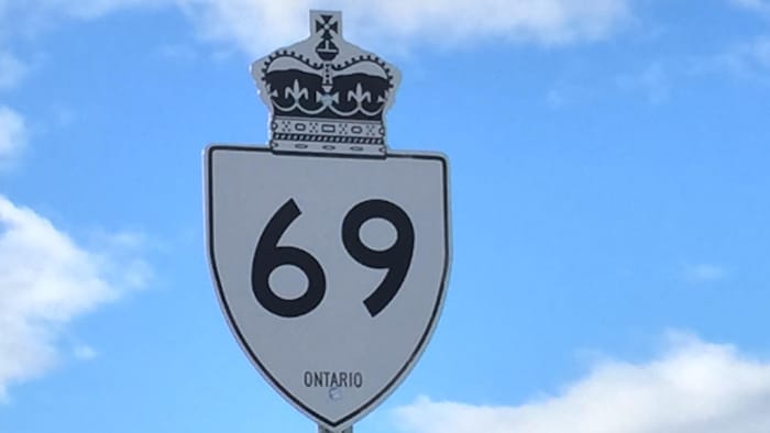 Un panneau de signalisation de la route 69.
