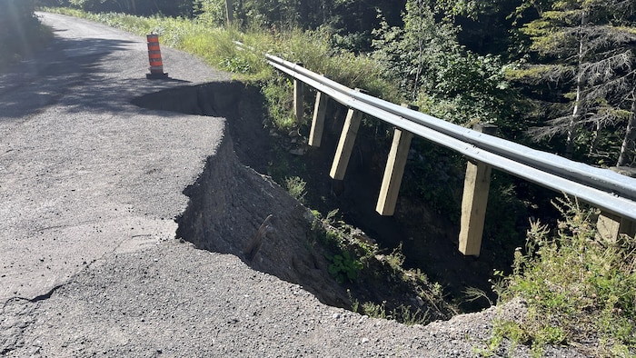 Une route détruite. 