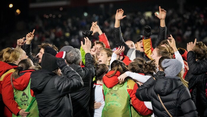 Victoire Rouge Victoire spectaculaire du Rouge et Or qui passe en demi-finale | Radio ...