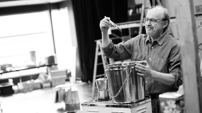 Michel Nadeau effectue un mélange de peinture.