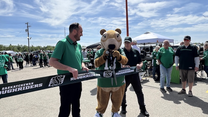 Gainer the Gopher coupe un ruban.