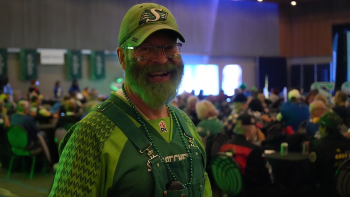 Marty Lovo sourit à la caméra.