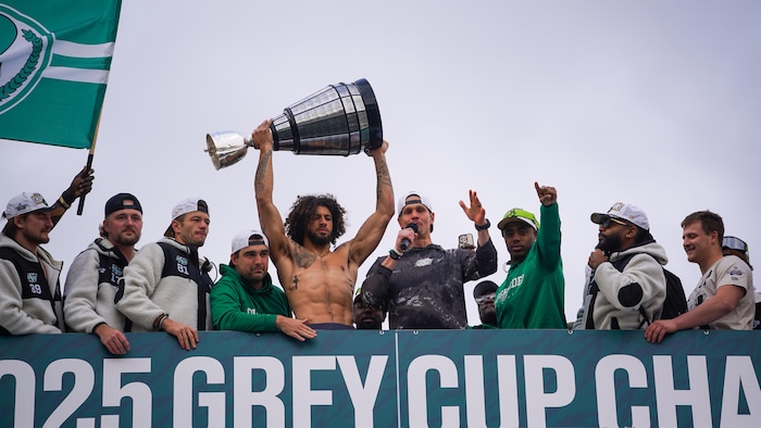 Les joueurs des Roughriders saluent leurs partisans réunis au stade Mosaic de Regina après avoir remporté la Coupe Grey, le 17 novembre 2025