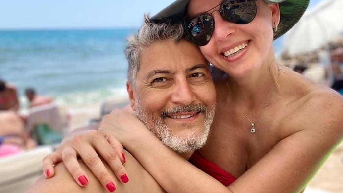 Roula Bou Chahla et Jean Abou Ghannam, sourient, enlacés au bord d'une plage.