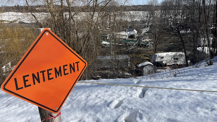 Une affiche qui indique de circuler « lentement ».