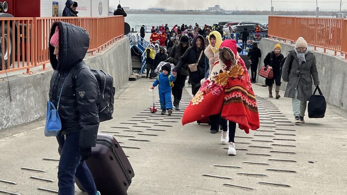 Refugees getting off a ferry.