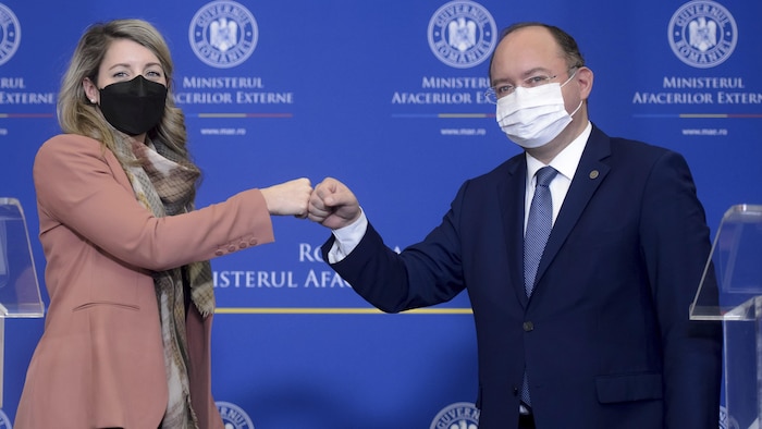 Mélanie Joly et Bogdan Aurescu se tape le poing.