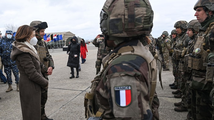 وزيرة الدفاع الفرنسية فلورانس بارلي تتحدث مع جنود فرنسيين خلال زيارتها قاعدة ميهايل  كوجالنيشينو الجوية في رومانيا في 6 آذار (مارس) 2022. 
