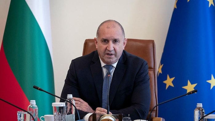 Le premier ministre bulgare, Rumen Radev, s'exprime lors d'une réunion d'urgence avec les institutions concernées au sujet de l'incident au cours duquel deux navires ont été touchés par des drones dans la zone économique exclusive de la Bulgarie, à Sofia, le 6 octobre 2026.