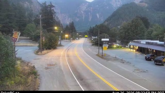 Photo tirée d'une caméra de circulation qui montre la route la nuit, avec les montagnes en fonds.