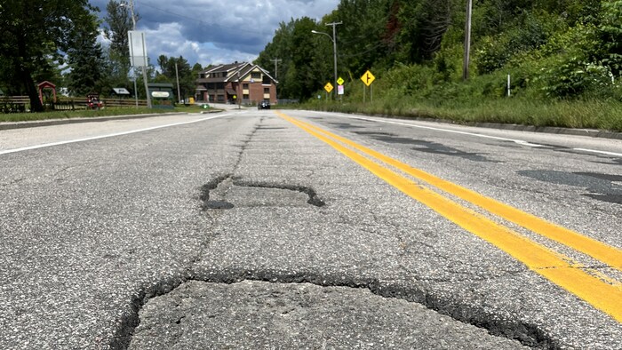 Des nids-de-poule sur la route 105.