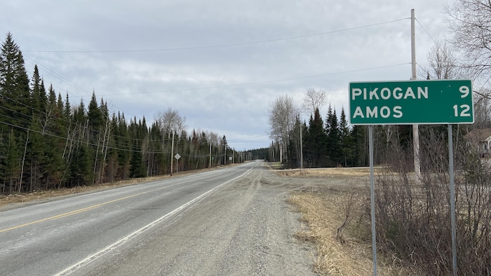 Une pancarte du ministère des Transports indique 9 kilomètres avant d'arriver à Pikogan et 12 kilomètres avant Amos.
