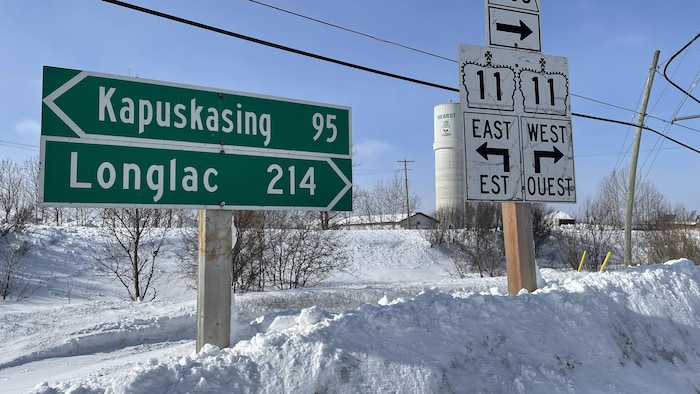 Une affiche de la route 11 et des distances pour Kapuskasing et Longlac à partir de Hearst.