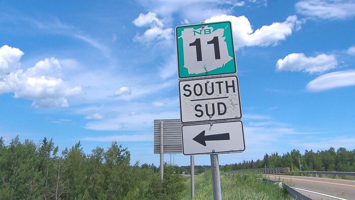 Panneau de signalisation vert et blanc de la route 11 sud en bordure de cette route au Nouveau-Brunswick.