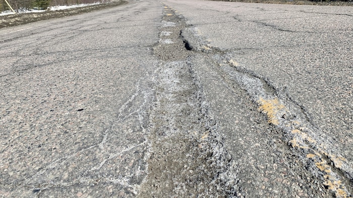 Les lignes indiquant aux automobilistes le milieu de la route et le moment où ils peuvent dépasser des véhicules sont remplacés par des trous.