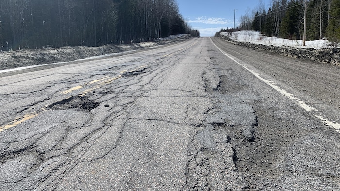 L'asphalte de la route 113 est défoncé à plusieurs endroits.