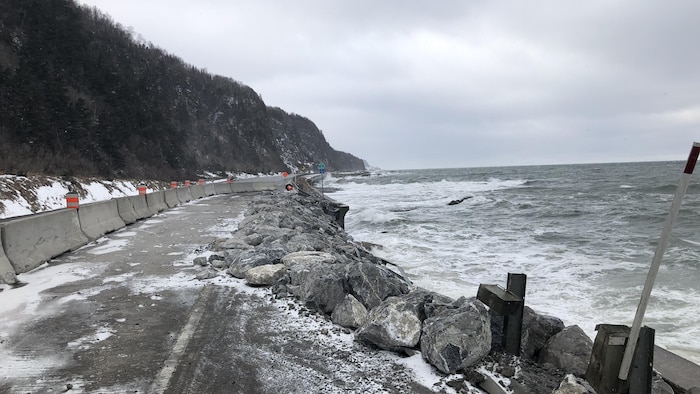 Un enrochement au niveau de la route dont des morceaux ont été arrachées par les éléments.