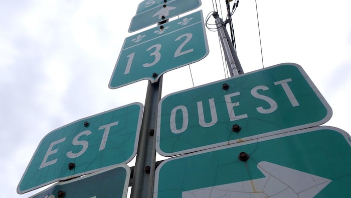 Des panneaux indiquent les deux directions de la route 132