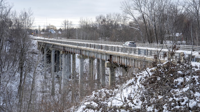 Une voiture traverse un pont.