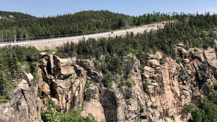 La route se dresse au loin au-dessus d'une paroi rocheuse. Photo prise le 23 juin 2020.