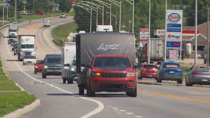 Des véhicules circulent sur la route 169 à Métabetchouan-Lac-à-la-Croix.