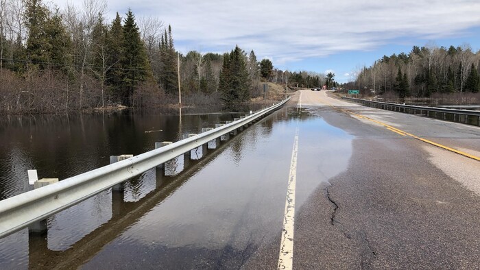 De l’eau sur une route.