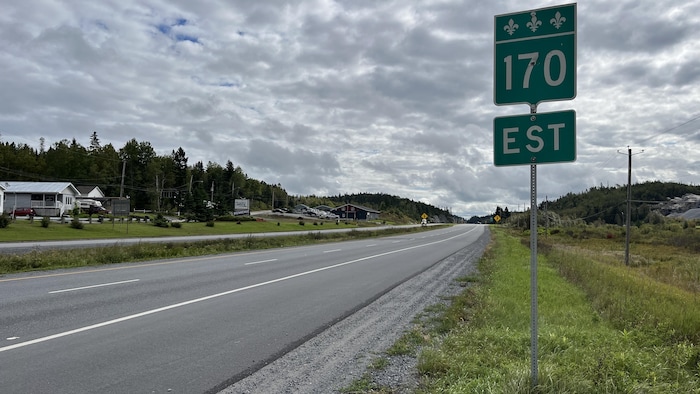 Une affiche de la 170 le long de la route.