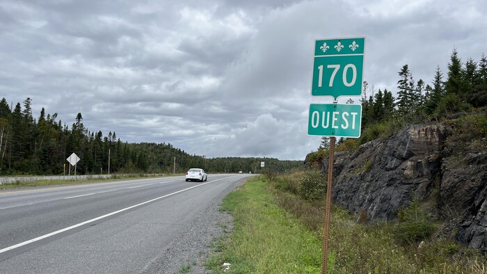 Une affiche le long d'une route.