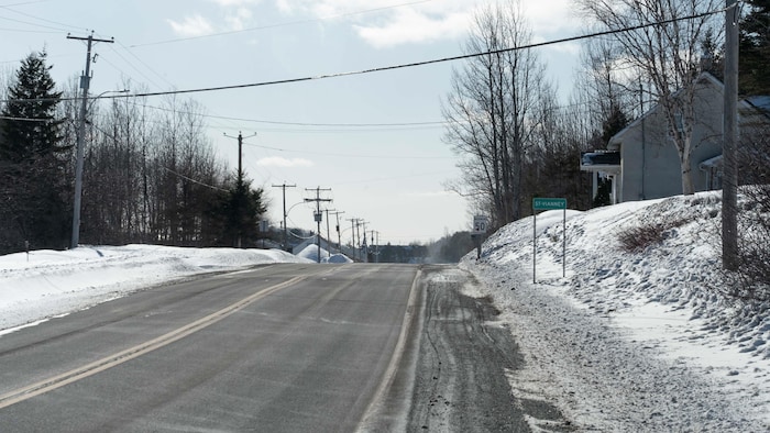 La pancarte du village de Saint-Vianney en bordure de la route 195 en hiver.