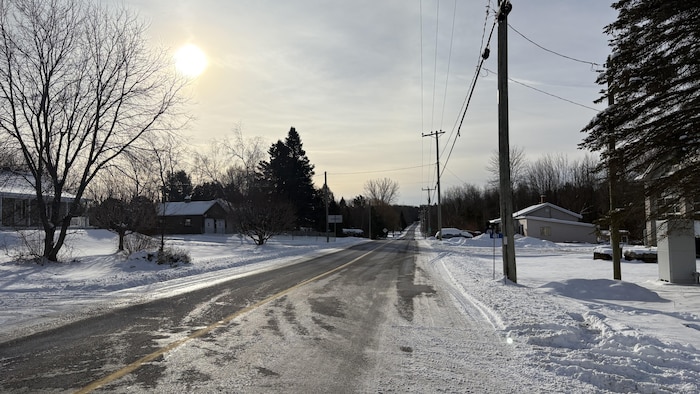 La route 203, bordée de maisons, en hiver.