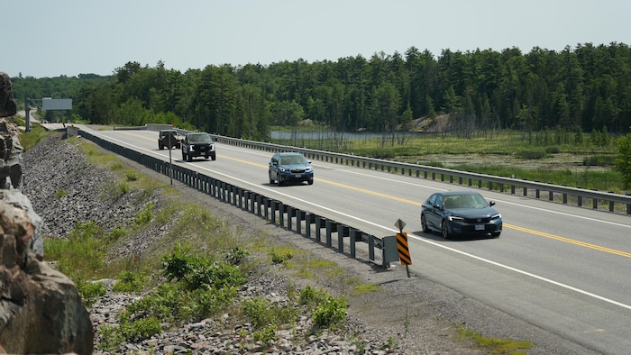 Des voitures sur la route 69.
