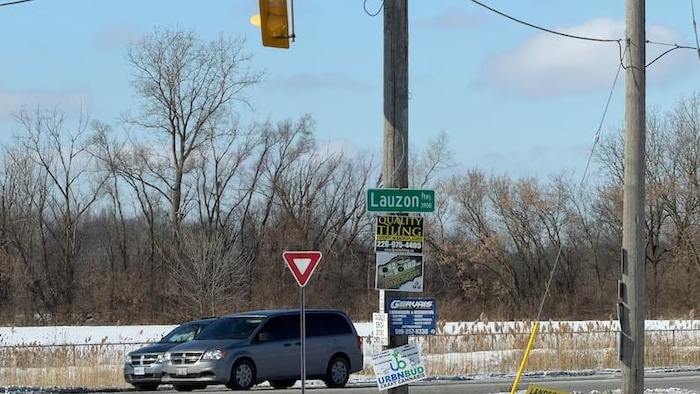 Deux voitures circulant sur la promenade Lauzon à Windsor en hiver.