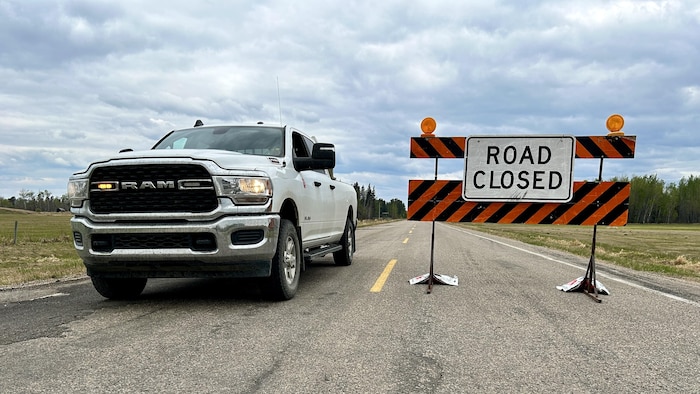 Une route est barrée près de Smeaton, en Saskatchewan, en raison des feux de forêt.