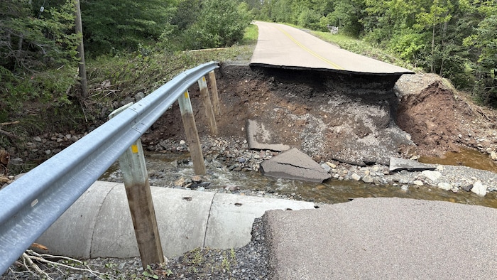 Une route complètement affaissée dans un secteur rural.