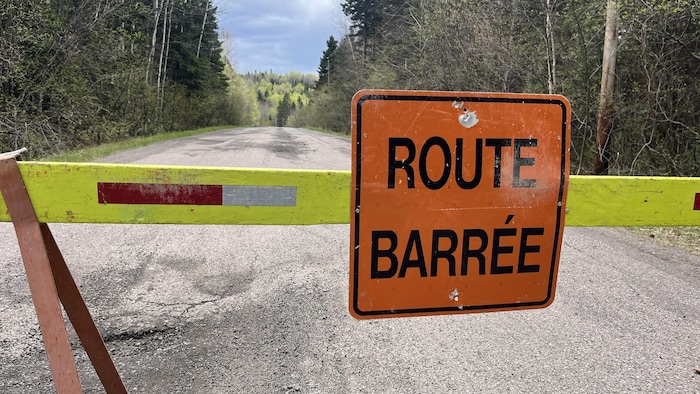 Affiche indiquant que la route est barrée.