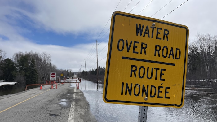 Une route fermée à Val-Caron dans le Grand Sudbury à cause des inondations.