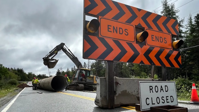 Un panneau indique route fermée et des travaux sont en cours.