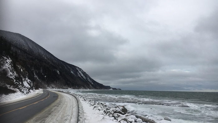 La route 132 longe la Haute-Gaspésie. Aucune autre route ne permet d'y circuler.