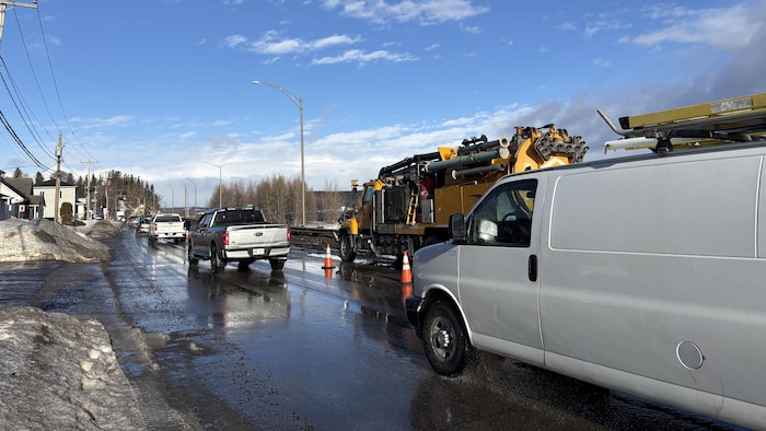 Des voitures circulent sur une route avec des travaux.