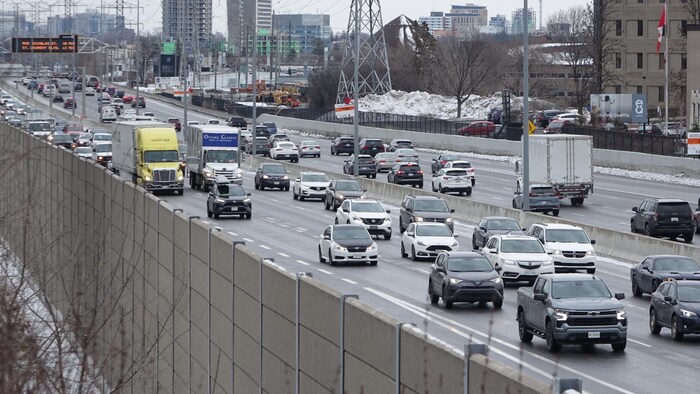De nombreuses voitures et des camions sur une autoroute à Ottawa.