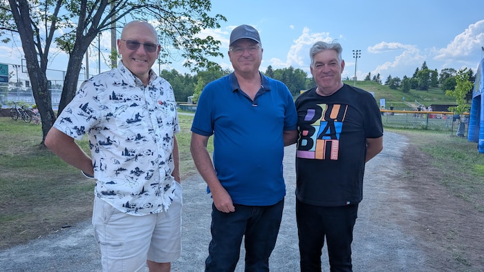 Normand Turcotte, Pierre Duplain et Jacques Lavoie devant la zone familiale du Grand Rassemblement.