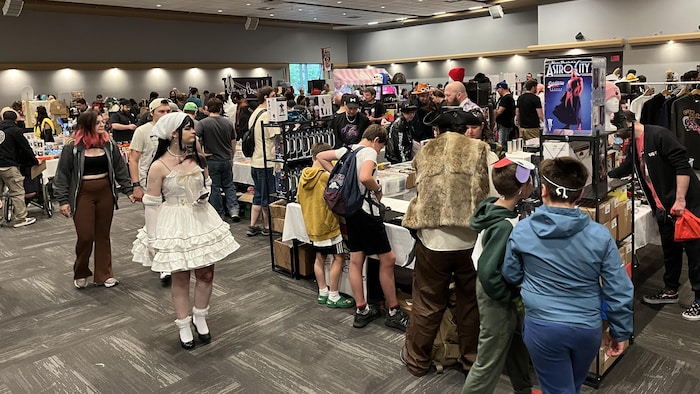 Plusieurs personnes se promènent dans les kiosques du deuxième RouynCon.