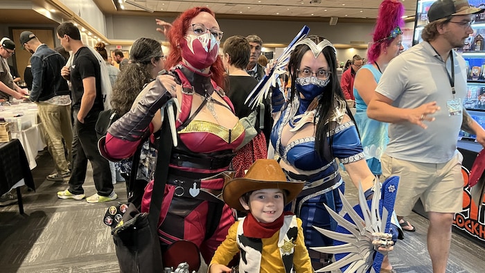 Deux cosplayers et un petit garçon habillé en Woody, d'Histoire de jouets, au RouynCon.