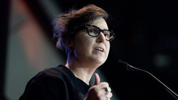 Roxane Milot parle au micro lors d'un congrès de Québec solidaire, en novembre 2023.