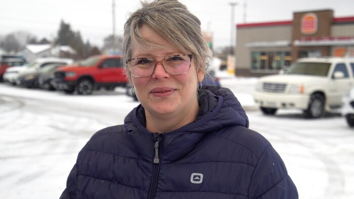 Portrait de Roxanne Arseneault debout dans un stationnement.