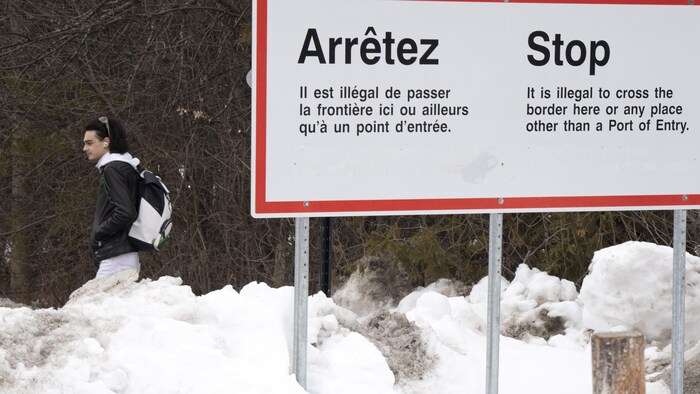 لافتة كتب عليها بالفرنسية والإنجليزية: ’’قف، من غير القانوني عبور الحدود هنا أو في أي مكان آخر غير نقطة الدخول الرسمية.‘‘
