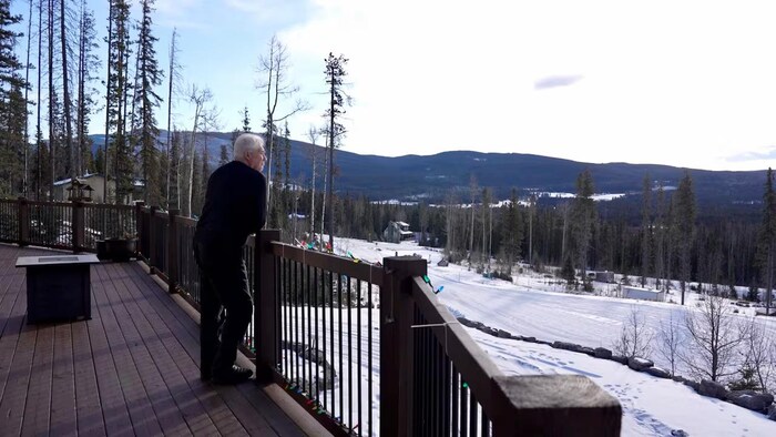 Roy McConnell observe l'horizon à partir de son balcon.